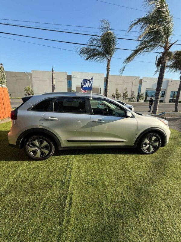 2020 kia niro - Image 8