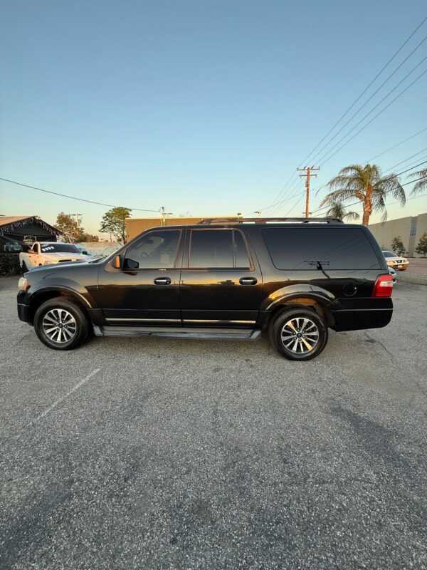 2015 Ford Expedition - Image 2