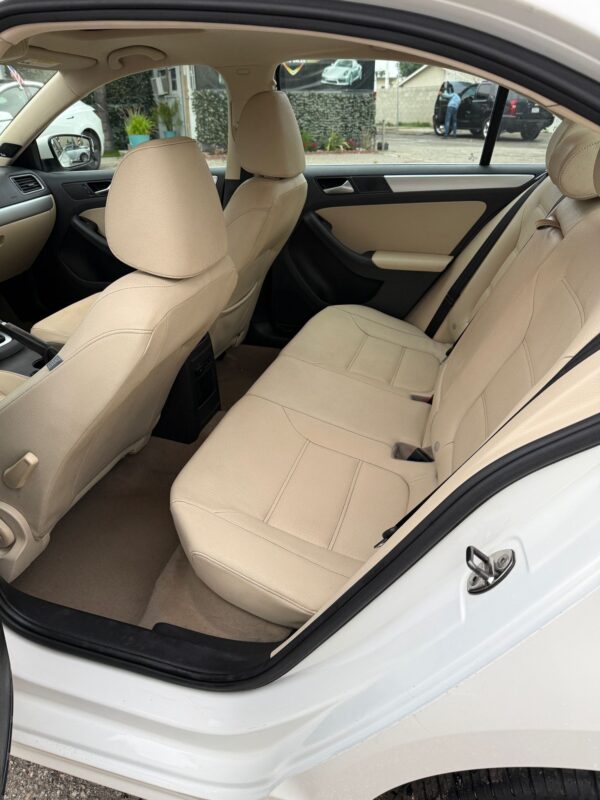 2015 vw Jetta 2.5 Automatico Piel - Image 2