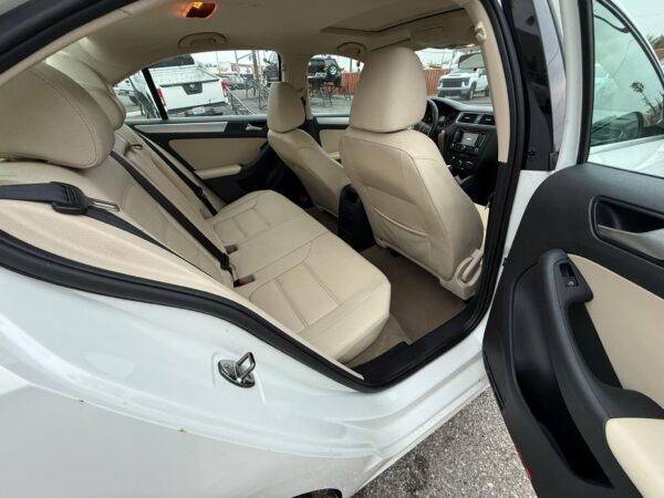 2015 vw Jetta 2.5 Automatico Piel - Image 3