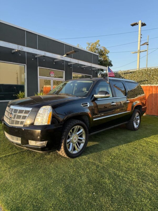 2013 Cadillac Escalade - Image 4