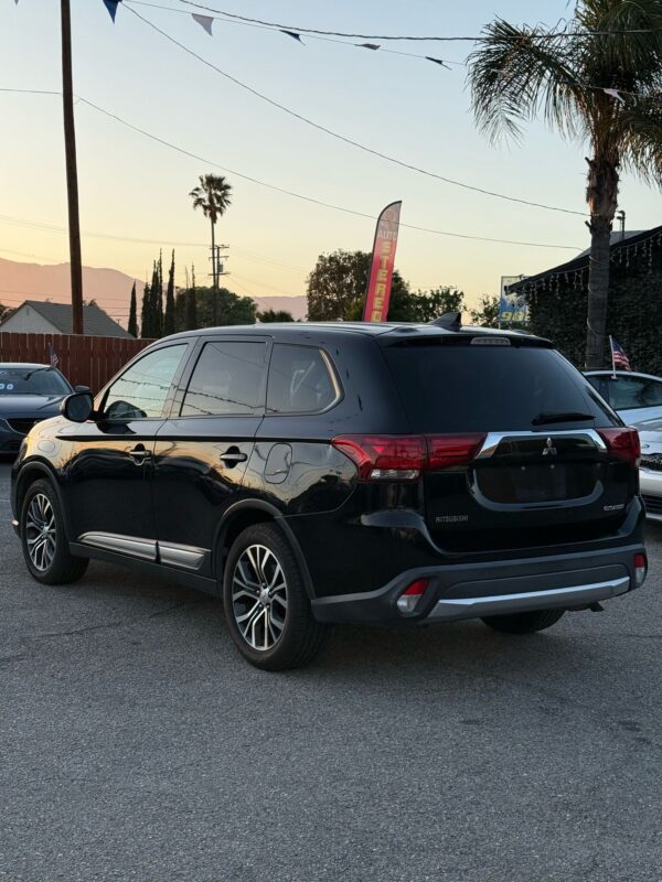 2018 Mitsubishi Outlander - Image 2