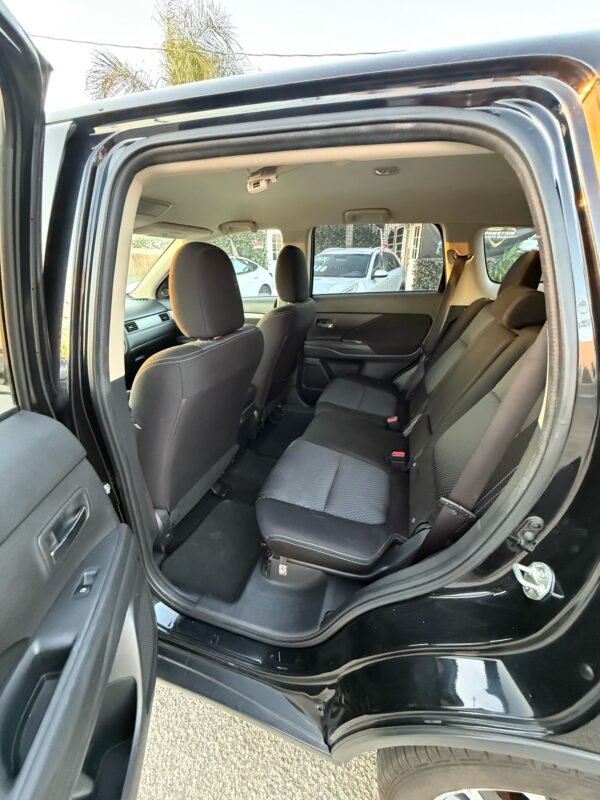 2018 Mitsubishi Outlander - Image 3