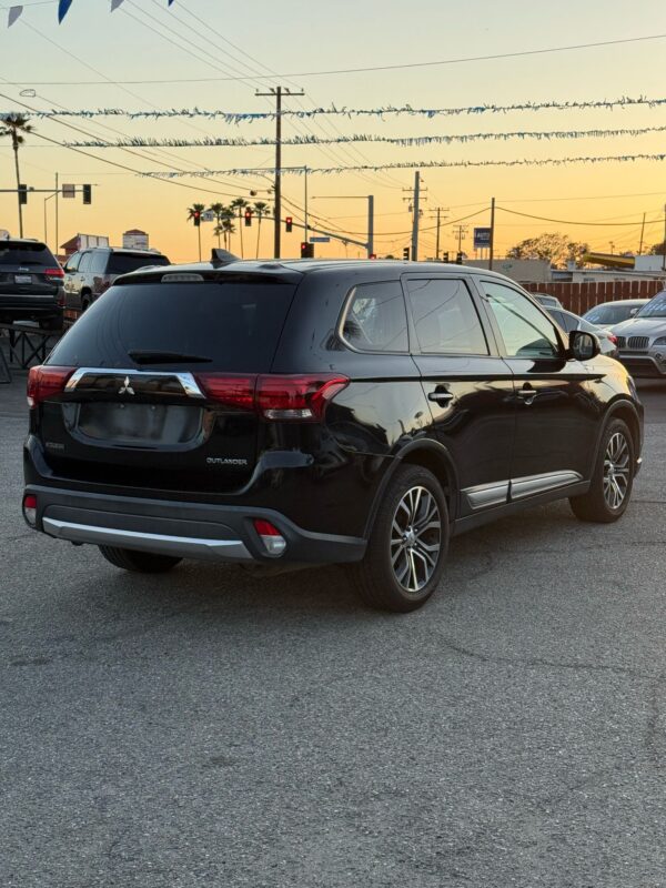 2018 Mitsubishi Outlander - Image 5